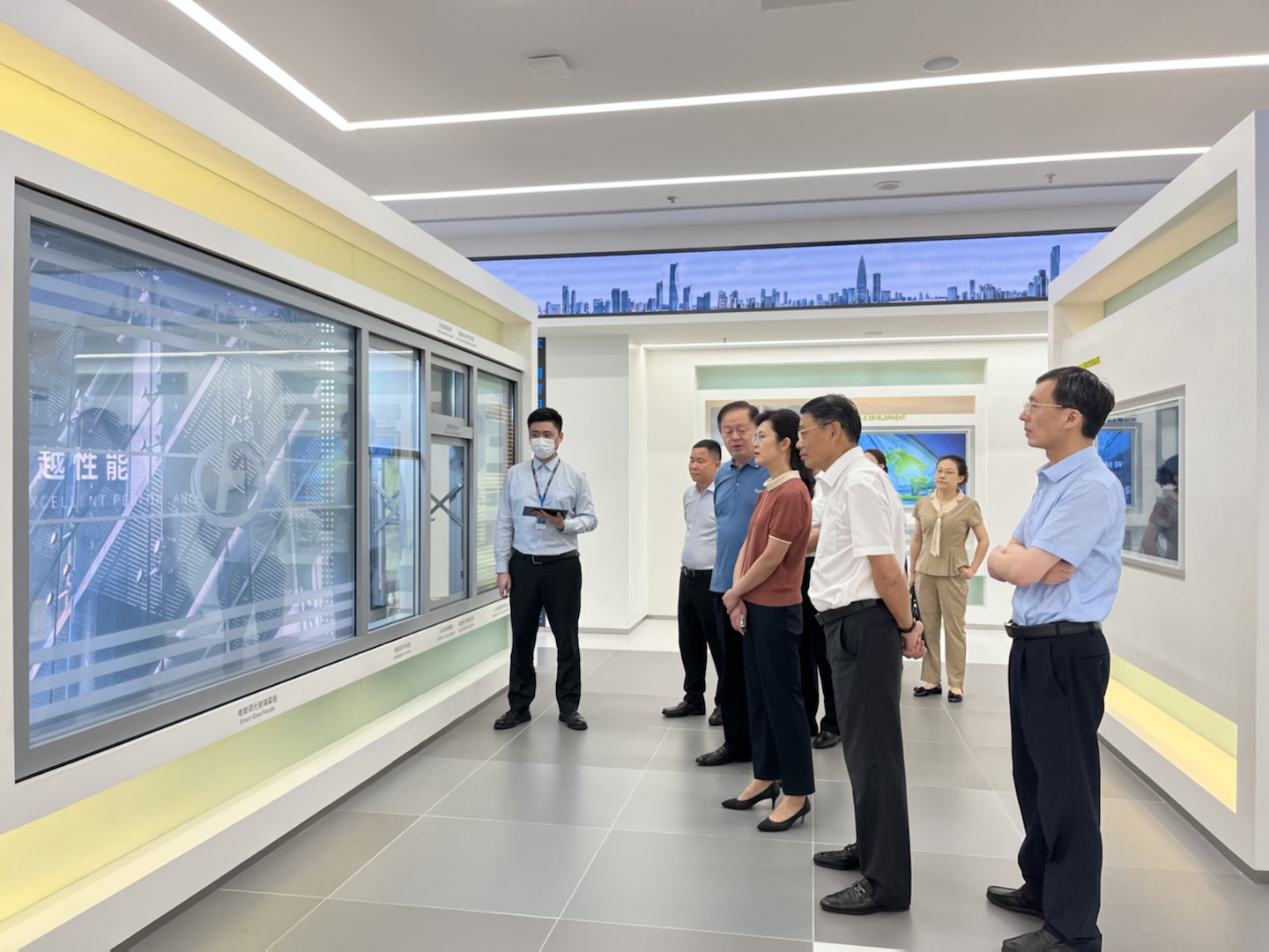 江西省政協(xié)副主席、省工商聯(lián)主席謝茹一行蒞臨方大集團(tuán)考察